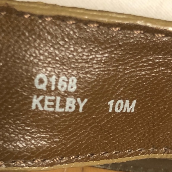 Coach Kelby flower 🌸 hardware , latte leather flip flop sandals - Picture 6 of 9